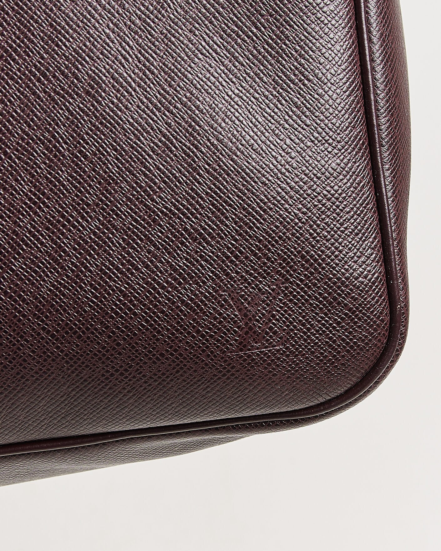 Herren | Pre-Owned & Vintage Bags | Louis Vuitton Pre-Owned | Taiga Kendall Weekend Bag PM Burgundy