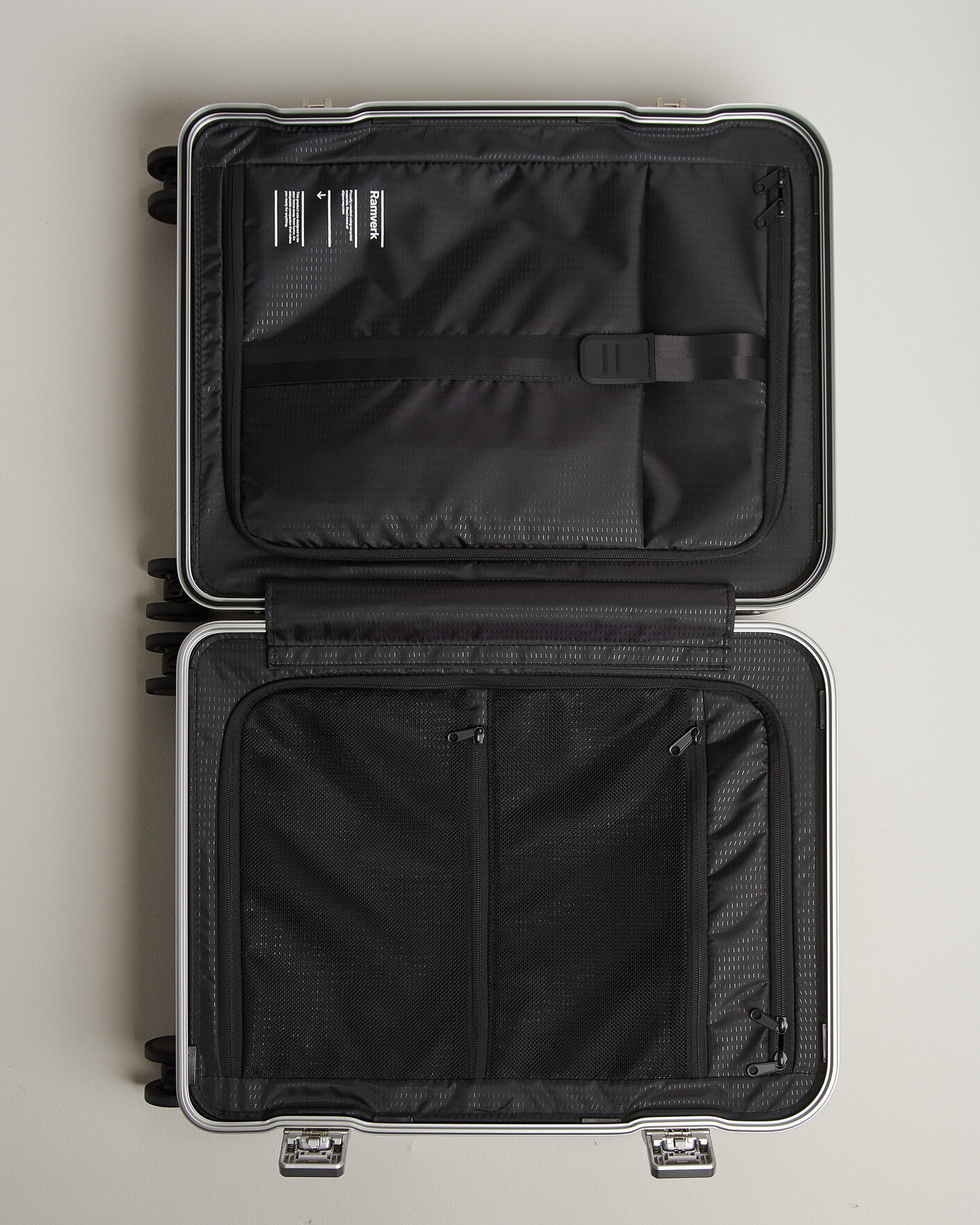 Herren | Taschen | DB | Ramverk Pro Carry On Silver/Black