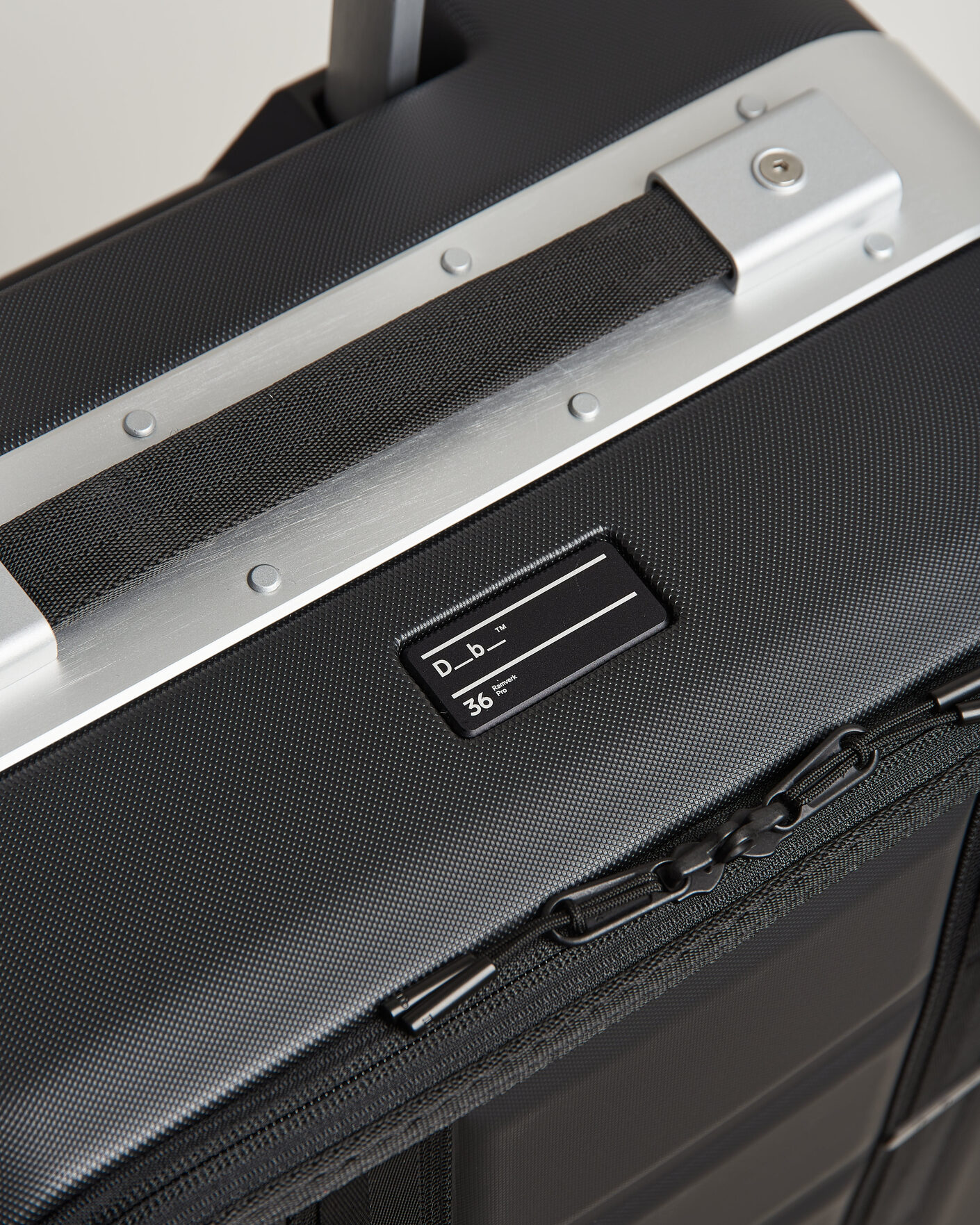 Herren | Taschen | DB | Ramverk Pro Front-Access Carry On Silver/Black