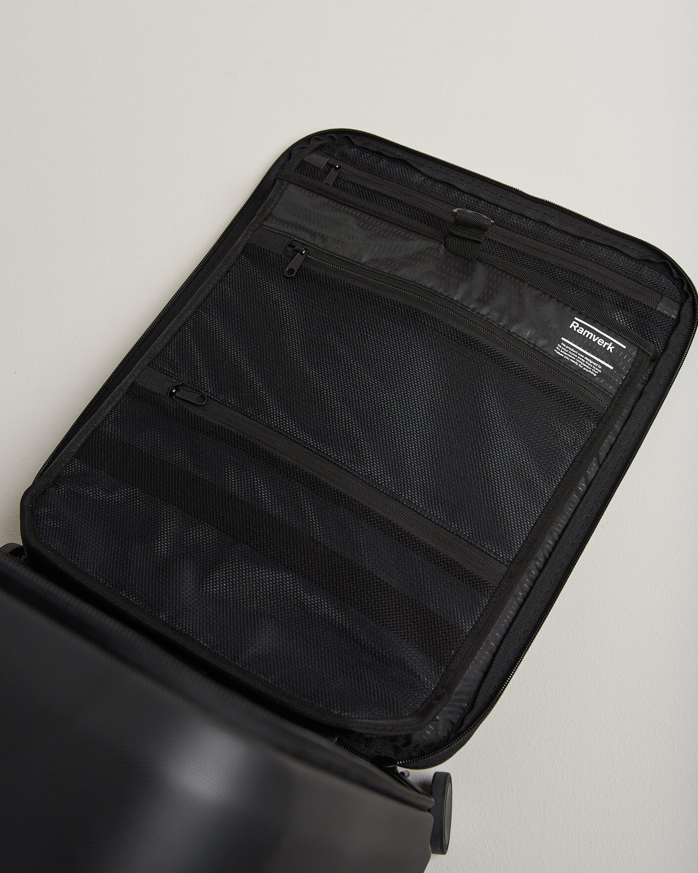 Herren | Taschen | DB | Ramverk Pro Front-Access Carry On Silver/Black