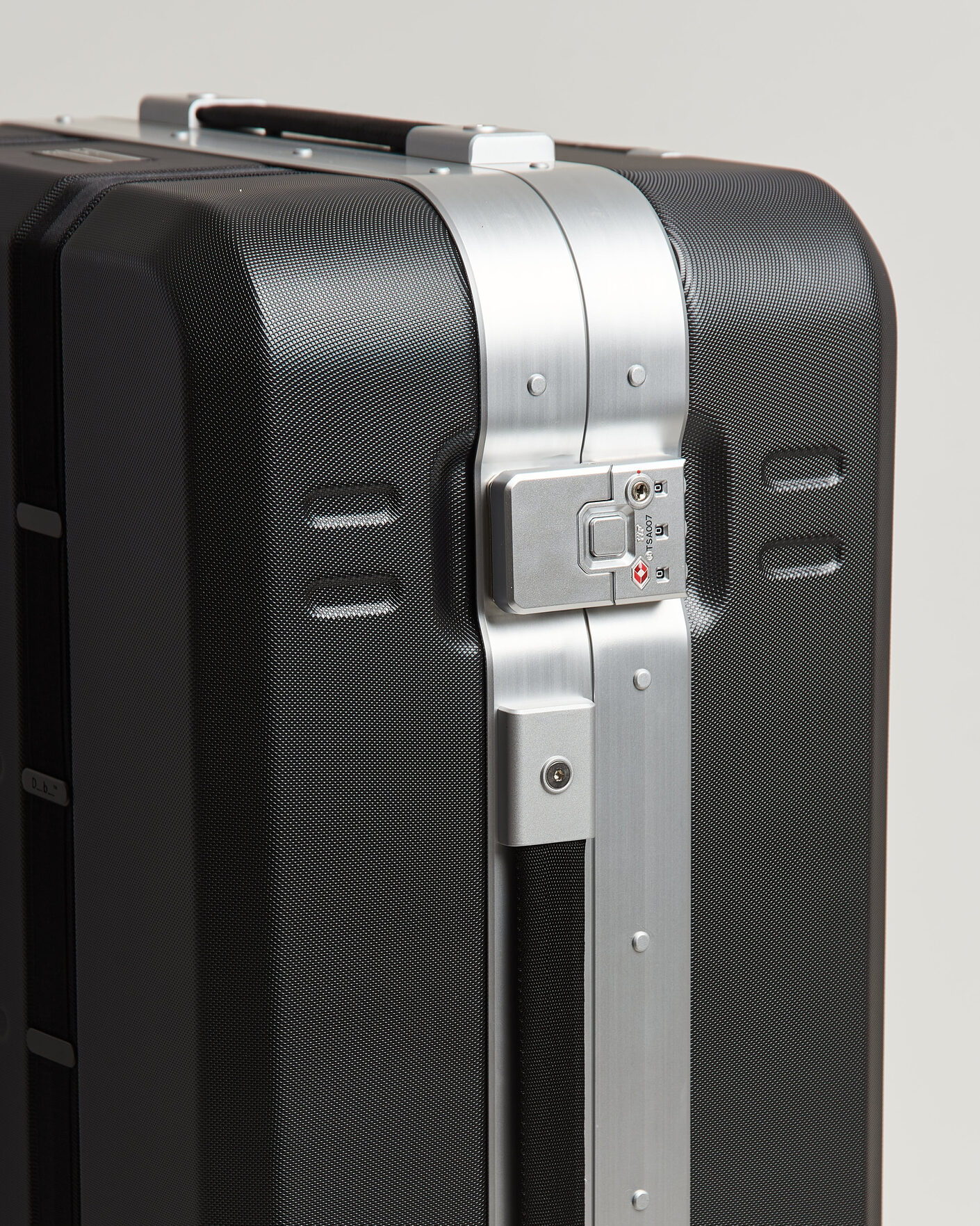Herren | Taschen | DB | Ramverk Pro Check-In Luggage Medium Silver/Black