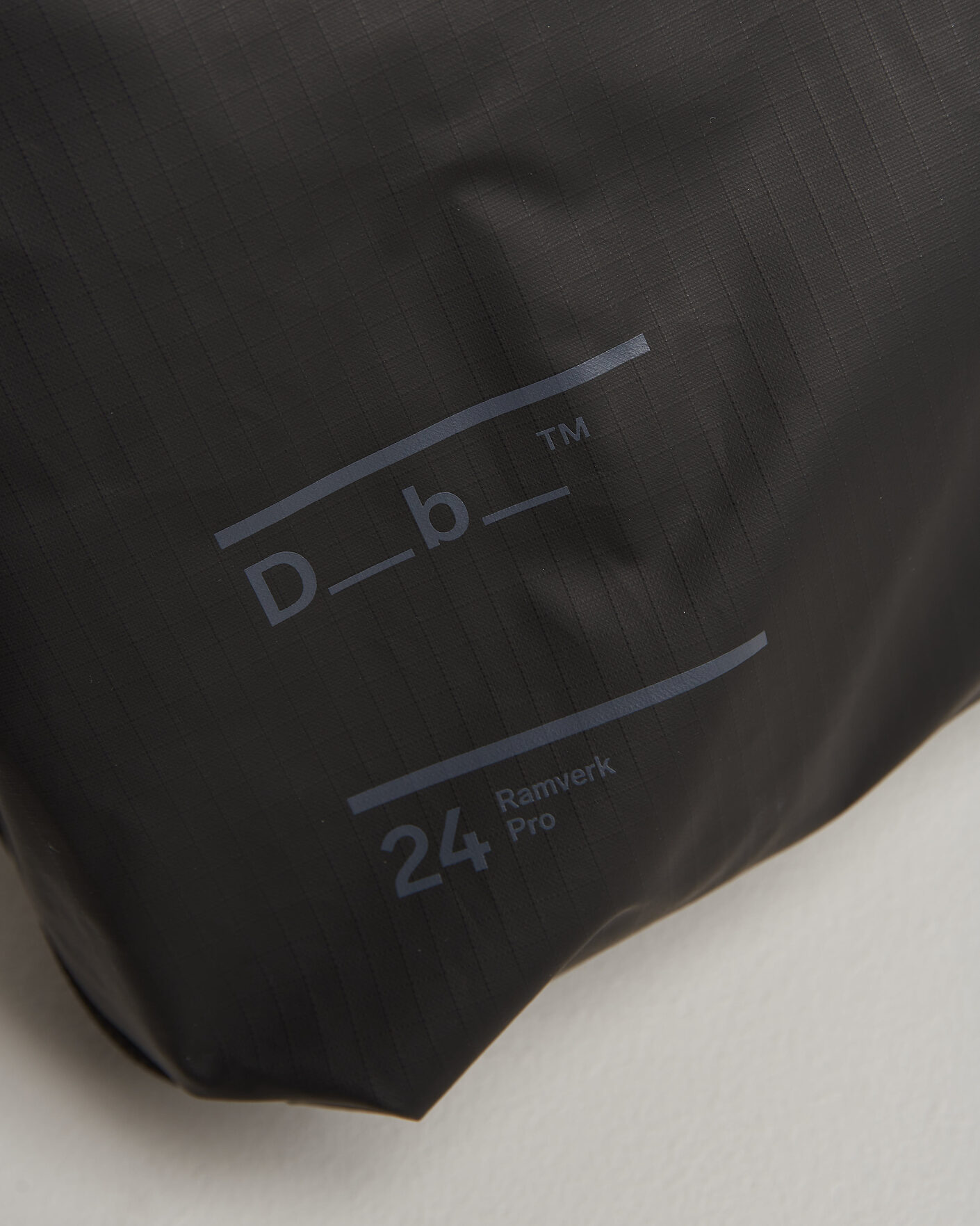 Herren | Taschen | DB | Ramverk Pro Sling Bag 24L Black Out