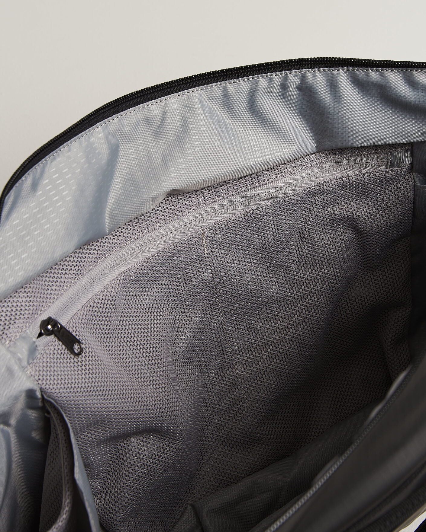 Herren | Taschen | DB | Ramverk Pro Sling Bag 24L Black Out