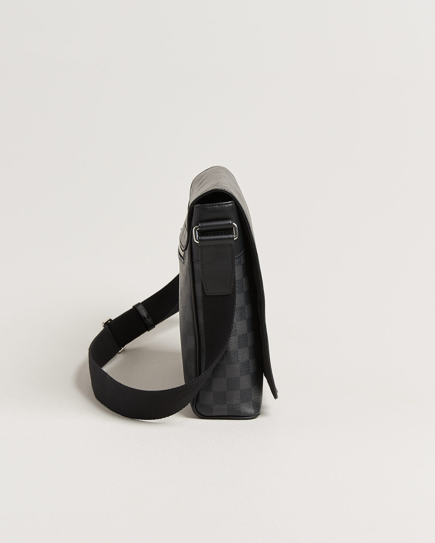 Herren | Pre-Owned & Vintage Bags | Louis Vuitton Pre-Owned | Louis Vuitton District Messenger Bag MM Damier Graphite