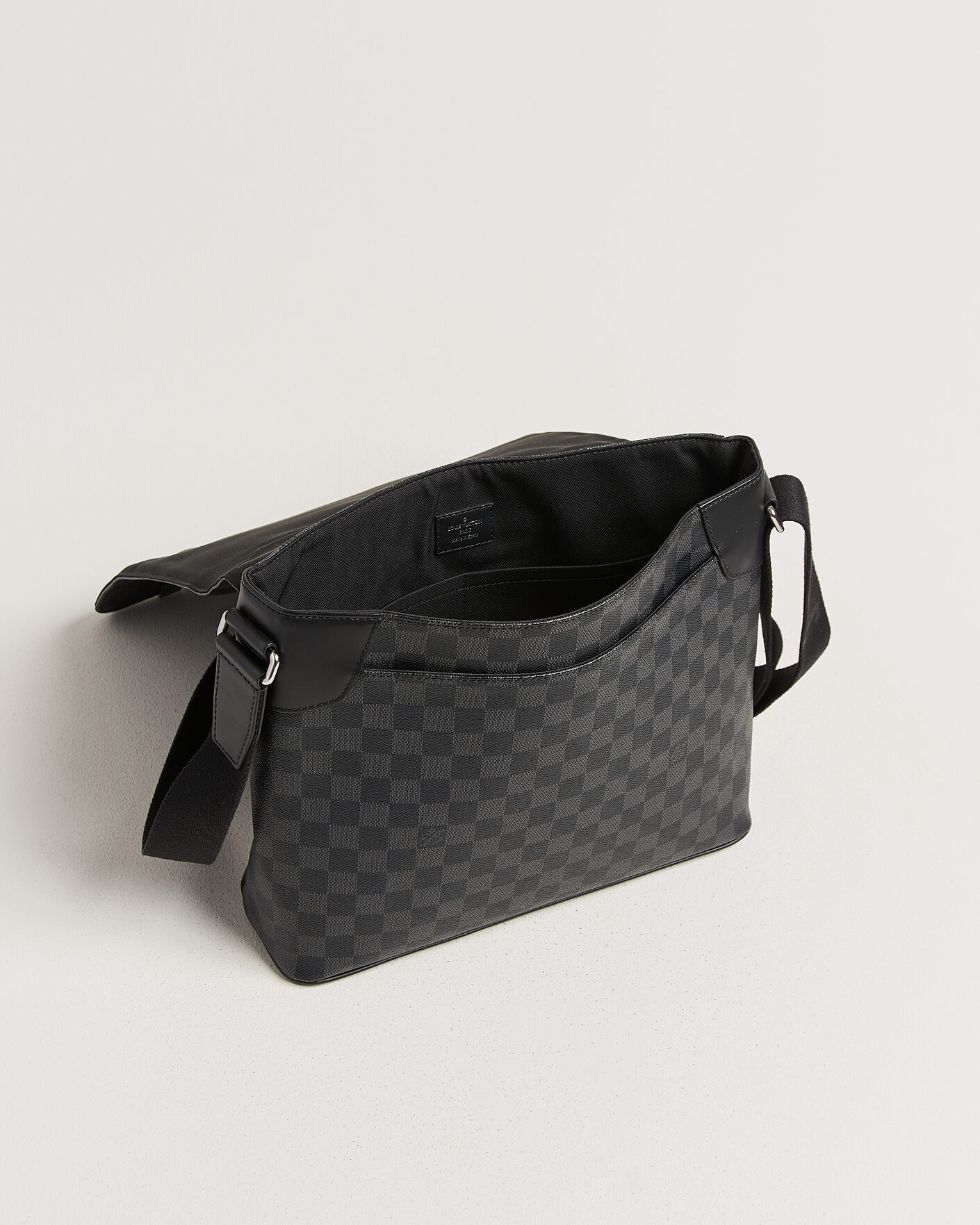 Herren | Pre-Owned & Vintage Bags | Louis Vuitton Pre-Owned | Louis Vuitton District Messenger Bag MM Damier Graphite
