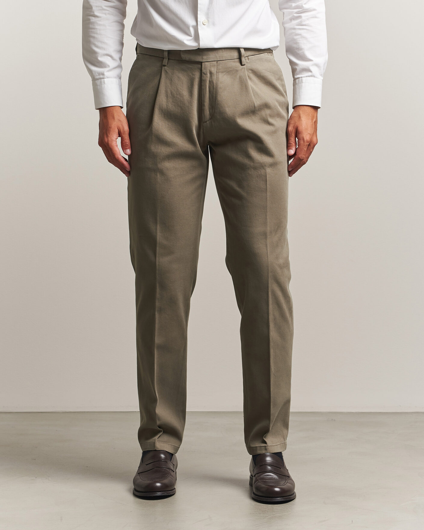 Herren | Hosen | Boglioli | Pleated Cotton Twill Chinos Olive