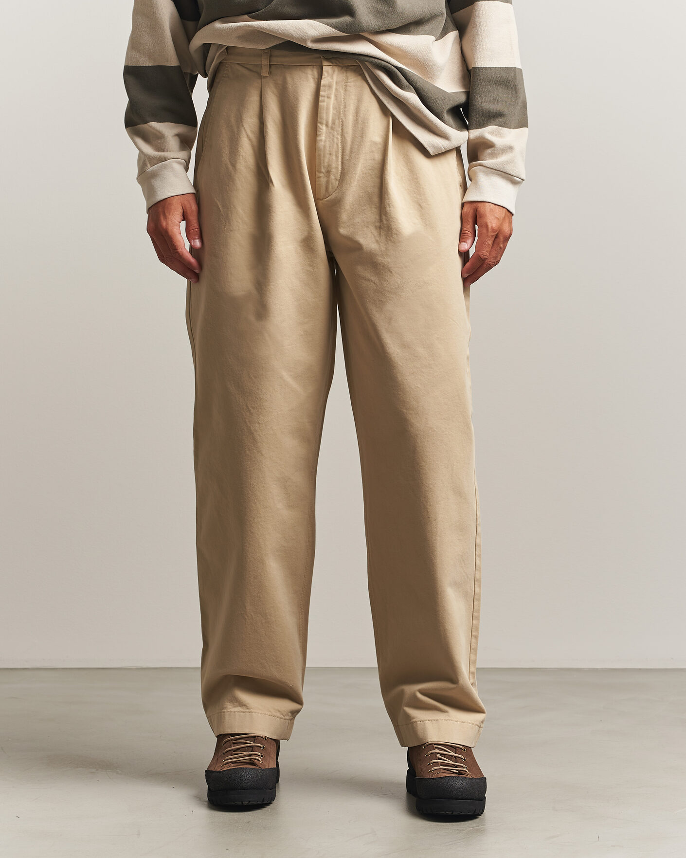 Herren | Hosen | Forét | Writer Relaxed Fit Pleated Pants Uniform Khaki