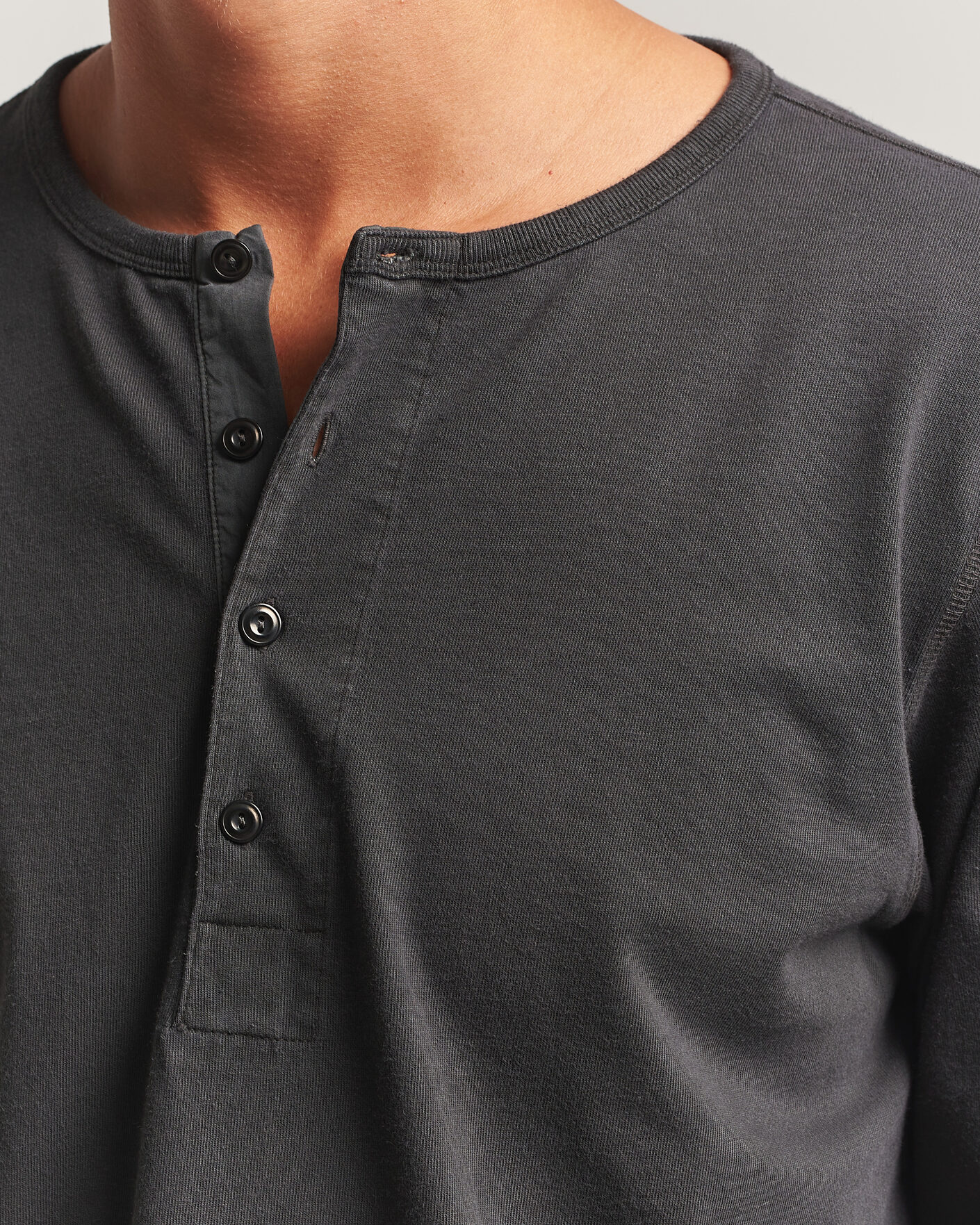 Herren | Pullover | Nudie Jeans | Long Sleeved Henley Antracite