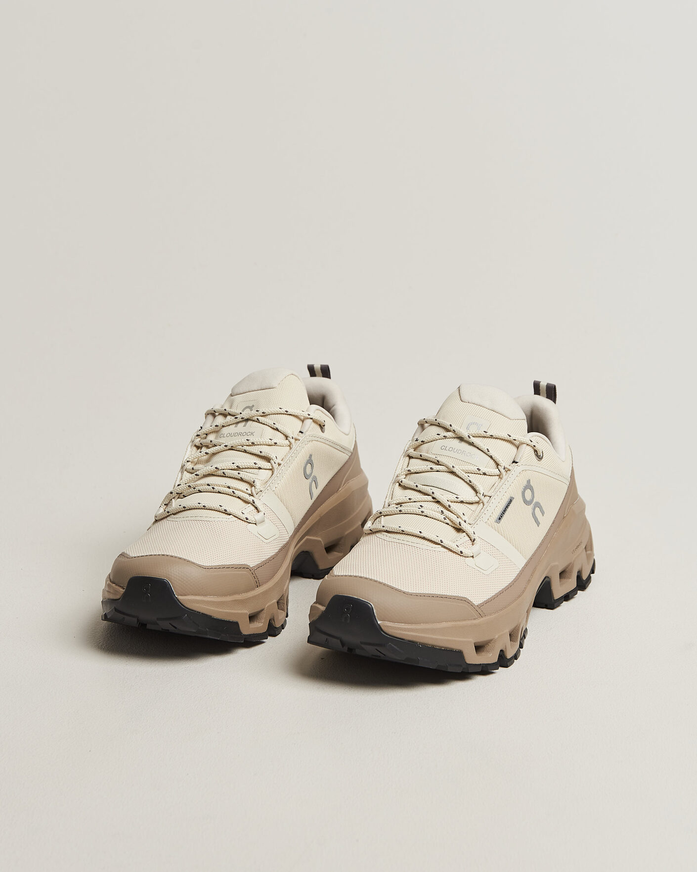 Herren | Trail Sneaker | On | Cloudrock Low Waterproof Grain/Soba