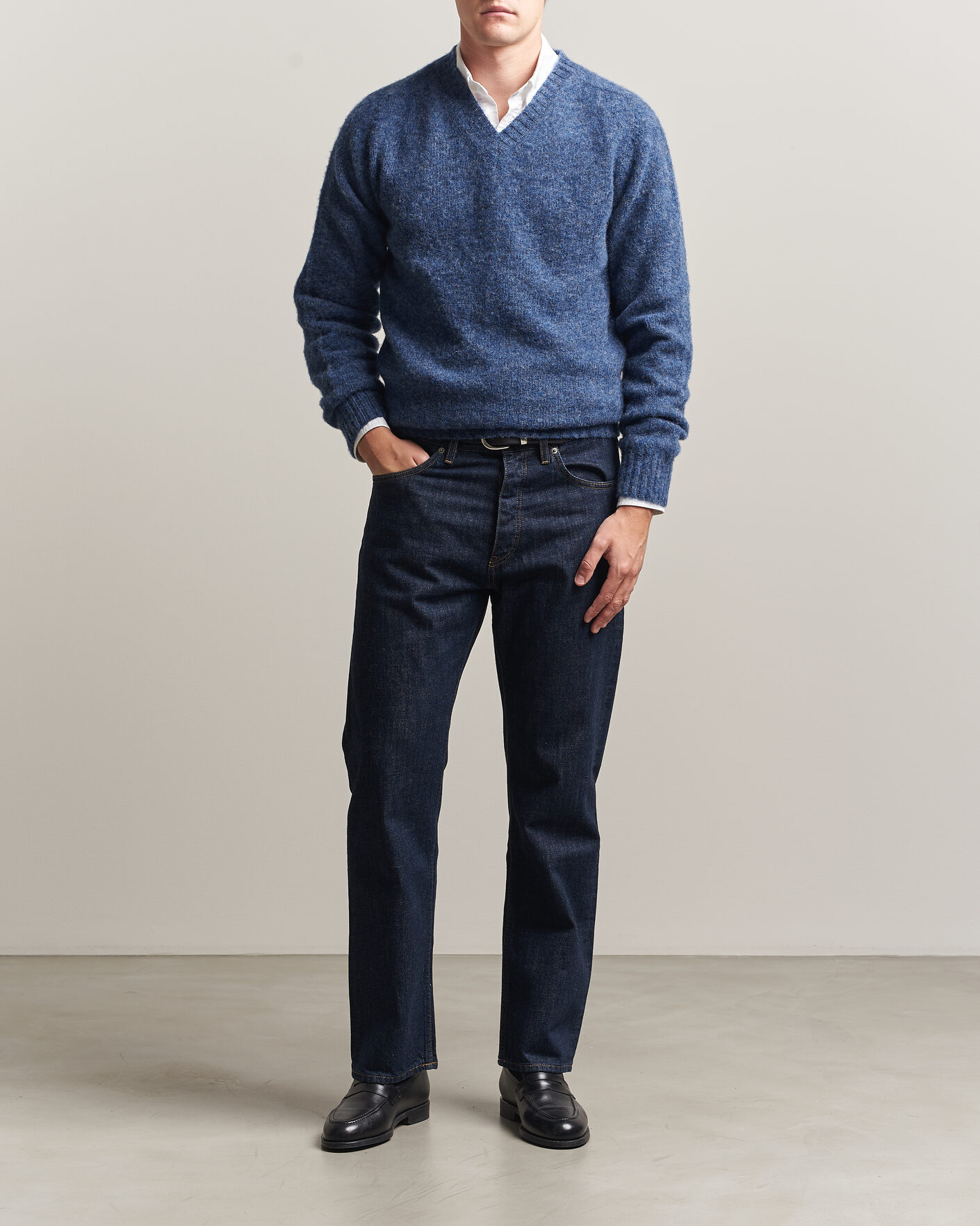 Herren | Pullover | Harley Of Scotland for Care of Carl | Brushed Supersoft Lambswool V-Neck Denim Blue
