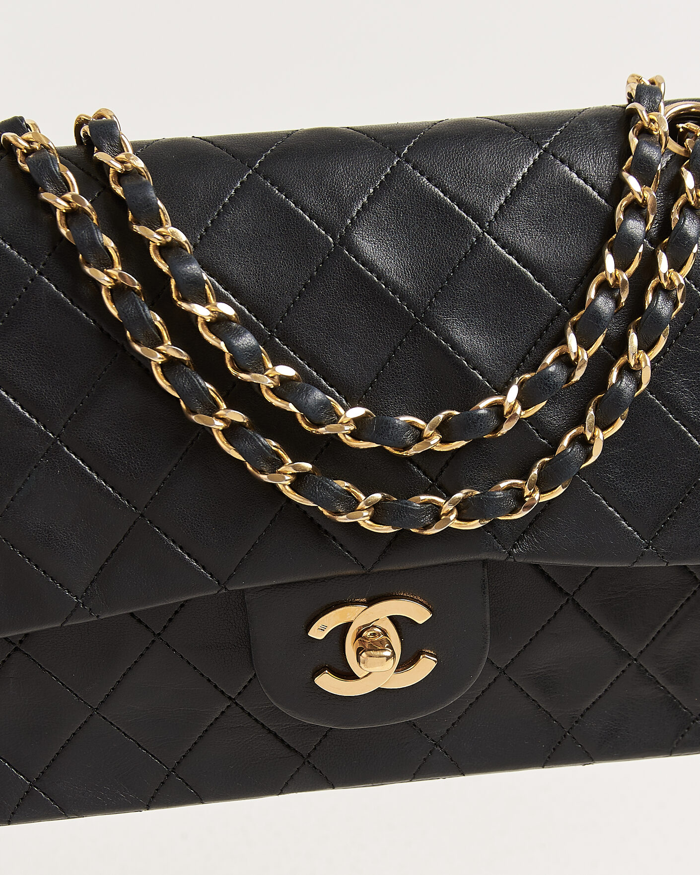 Herren | Chanel Pre-Owned Classic Medium Double Flap Bag Lambskin Black | Chanel Pre-Owned | Classic Medium Double Flap Bag Lambskin Black