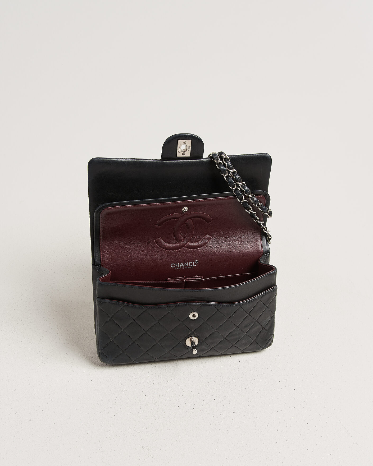 Herren | Pre-Owned & Vintage Bags | Chanel Pre-Owned | Classic Medium Double Flap Bag Lambskin Black