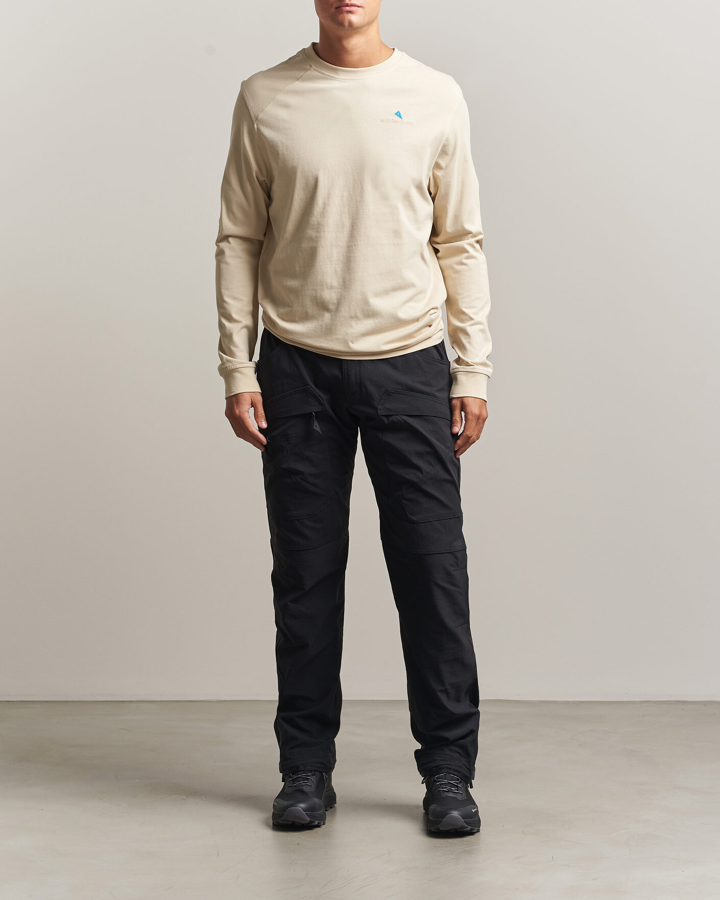 Herren | T-Shirts | Klättermusen | Root Long Sleeve Logo T-Shirt Clay