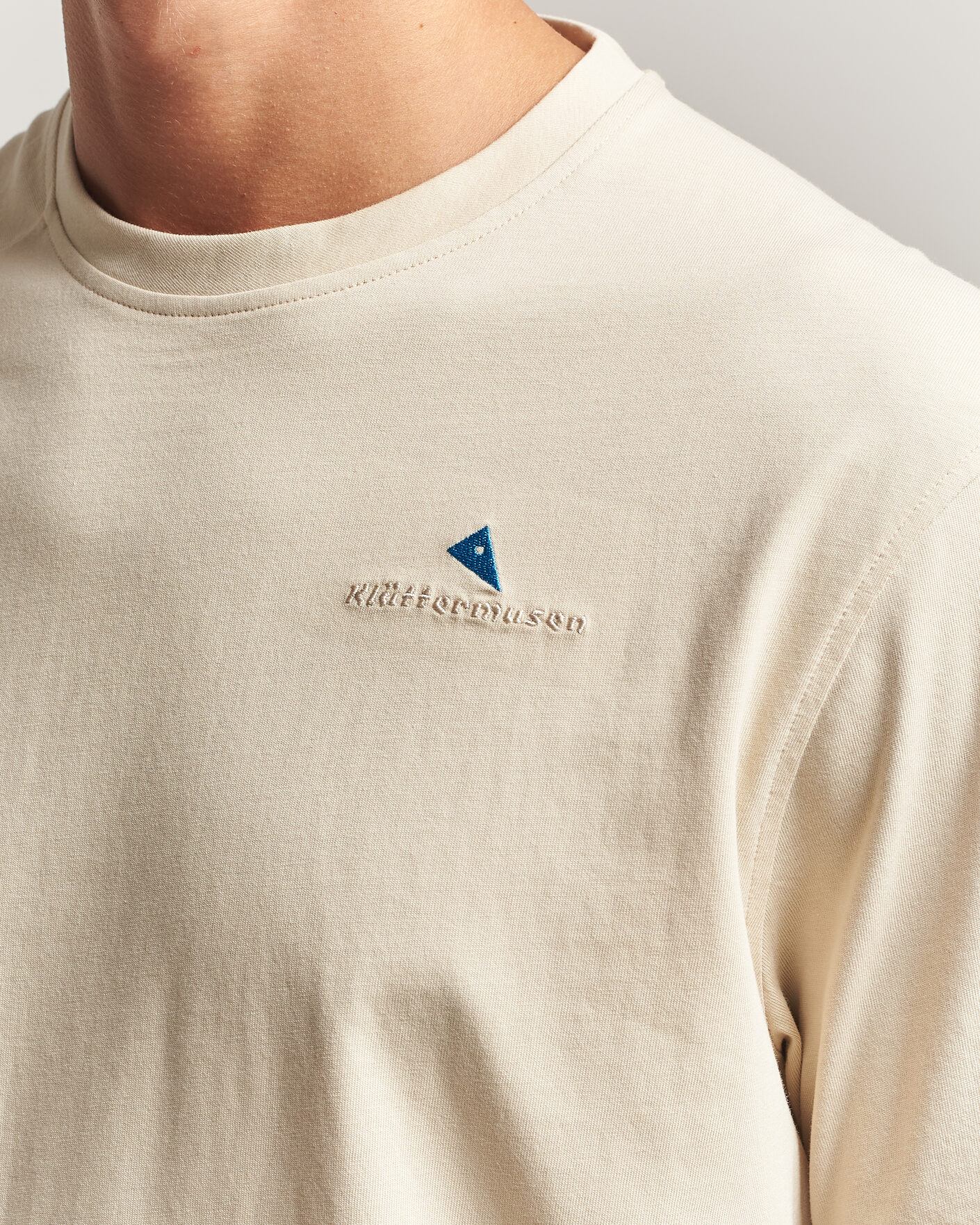 Herren | T-Shirts | Klättermusen | Root Logo T-Shirt Clay