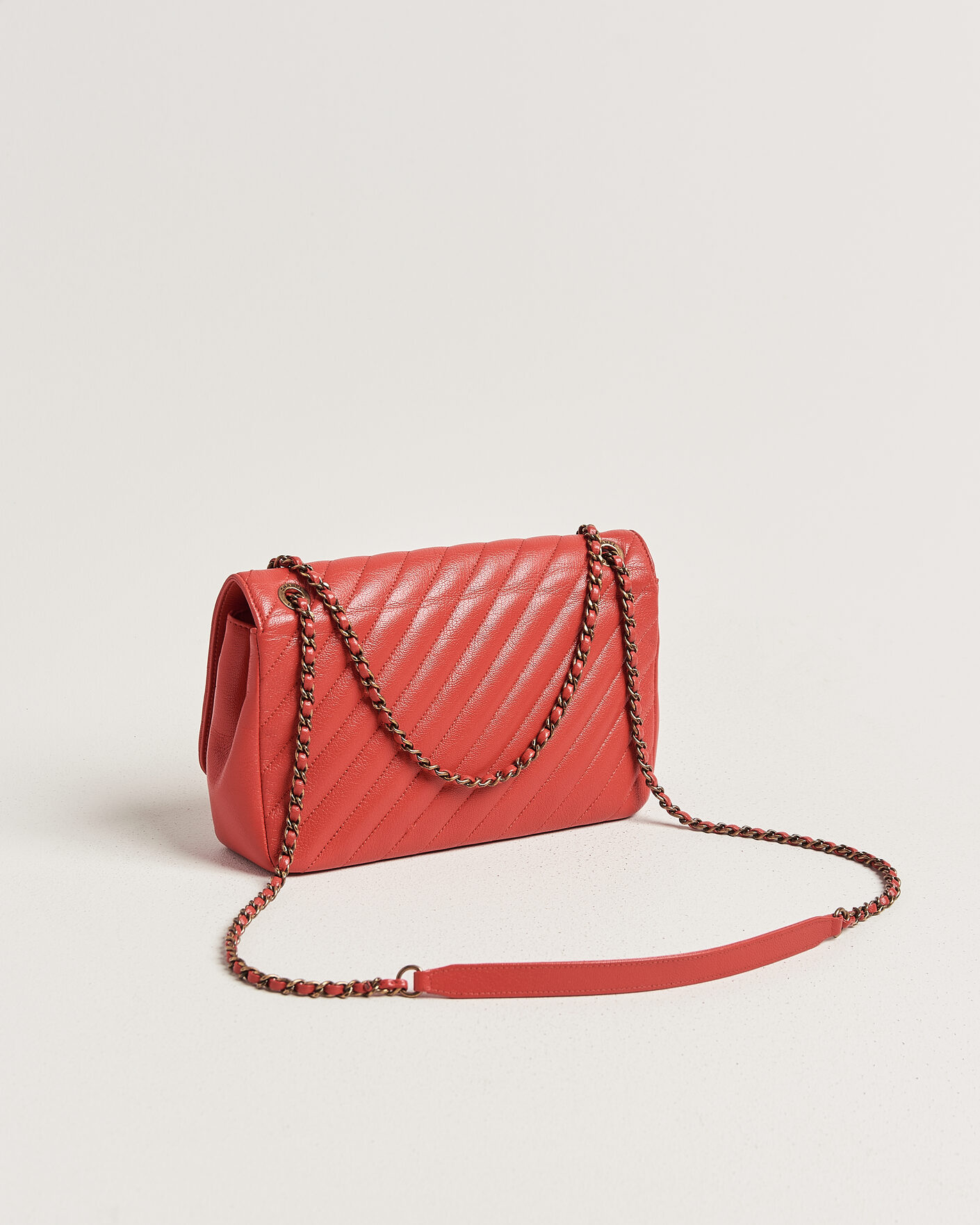 Herren | Pre-Owned & Vintage Bags | Chanel Pre-Owned | Chevron Medium Flap Bag Coral