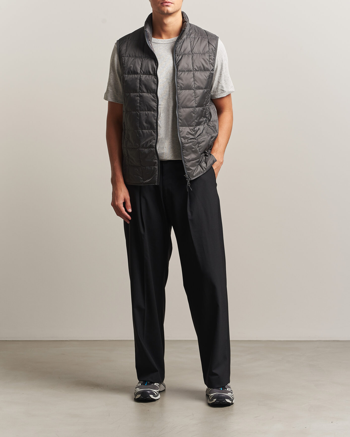 Herren | Westen | TAION | High Neck Full Zip Lightweight Down Vest Dark Grey