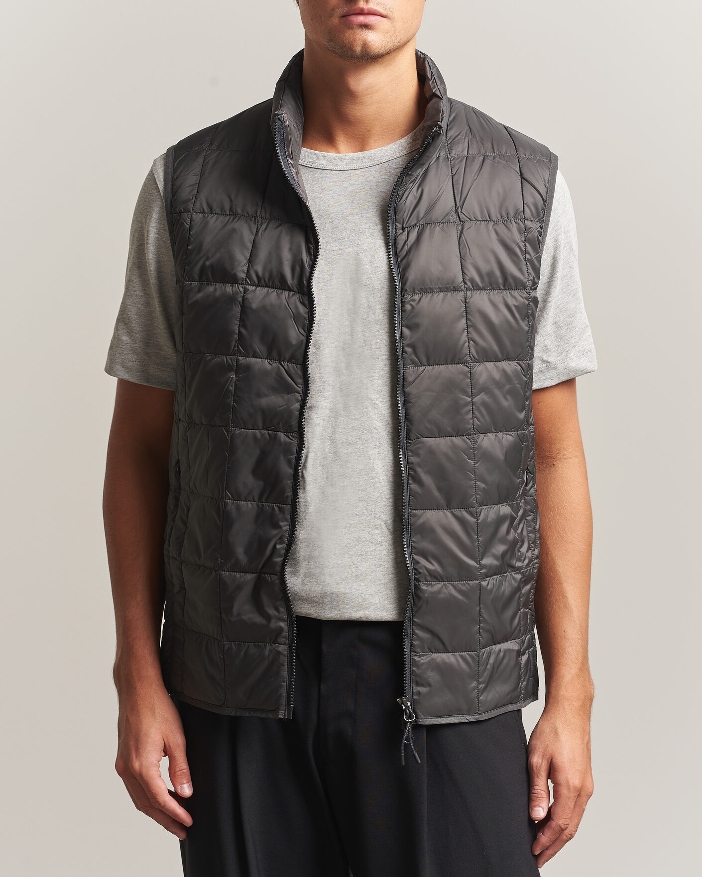 Herren | Westen | TAION | High Neck Full Zip Lightweight Down Vest Dark Grey
