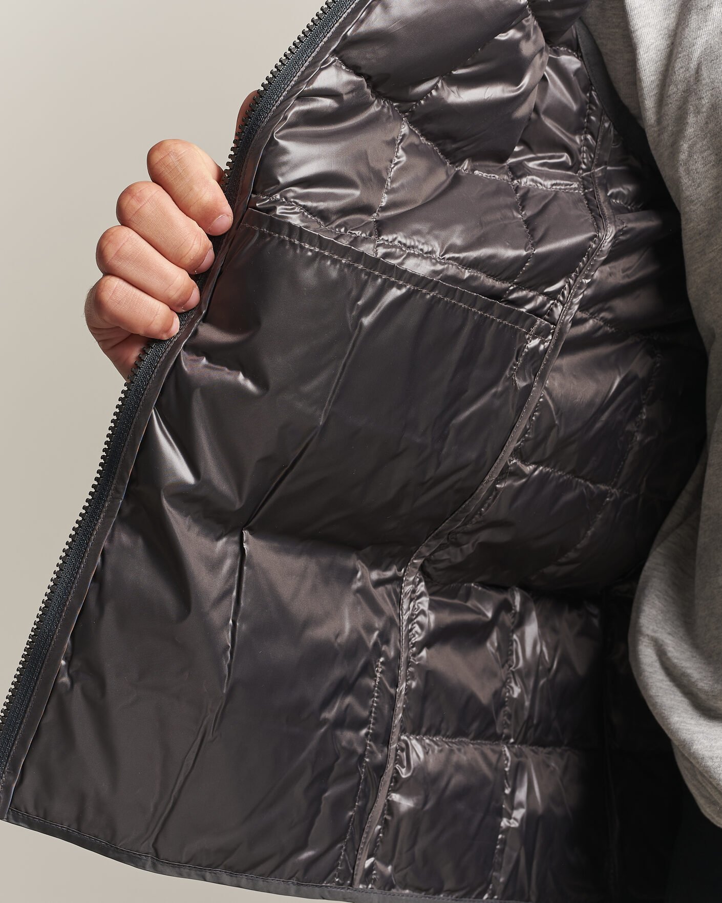 Herren | Westen | TAION | High Neck Full Zip Lightweight Down Vest Dark Grey