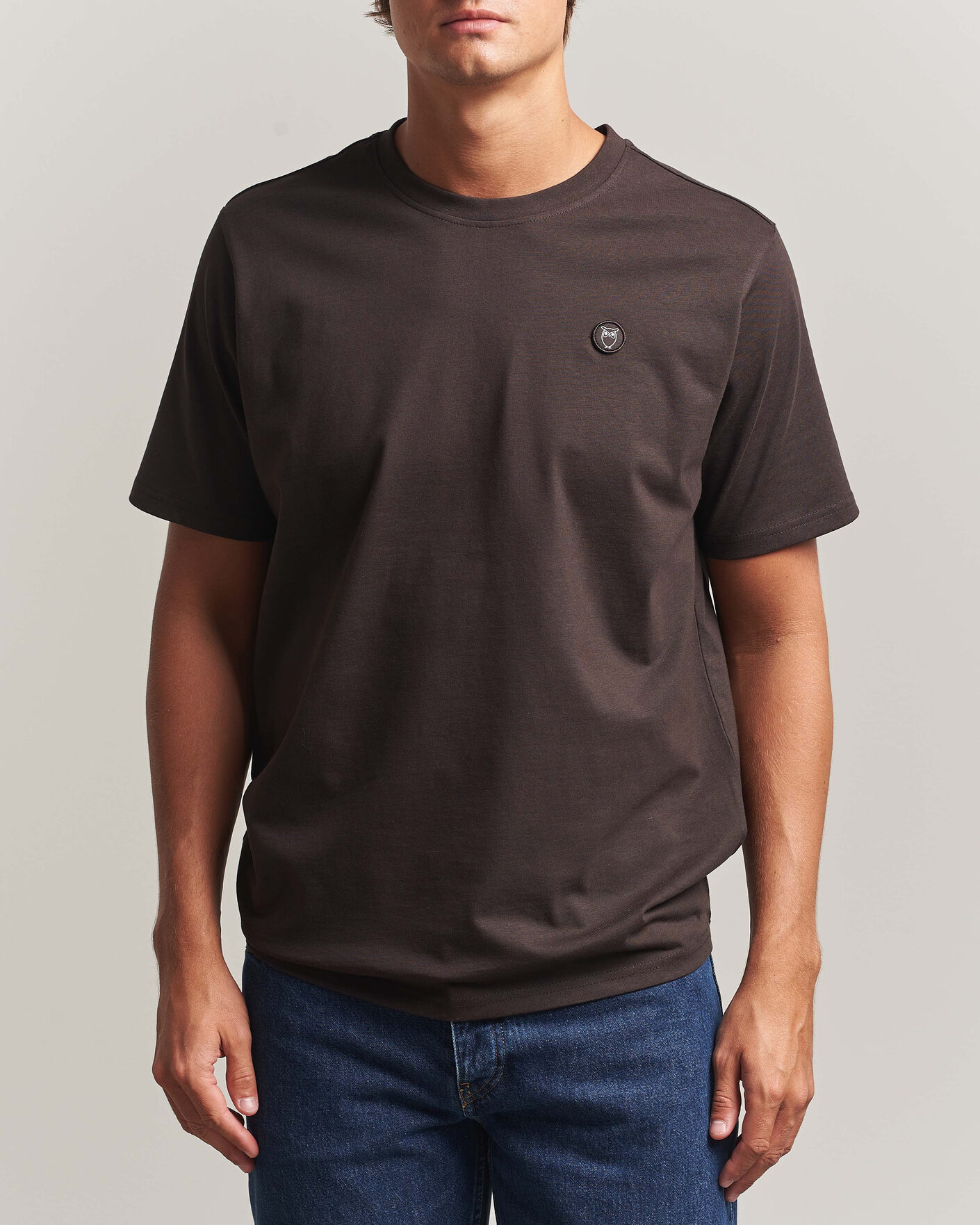 Herren | T-Shirts | KnowledgeCotton Apparel | Loke Badge T-Shirt Chocolate Torte