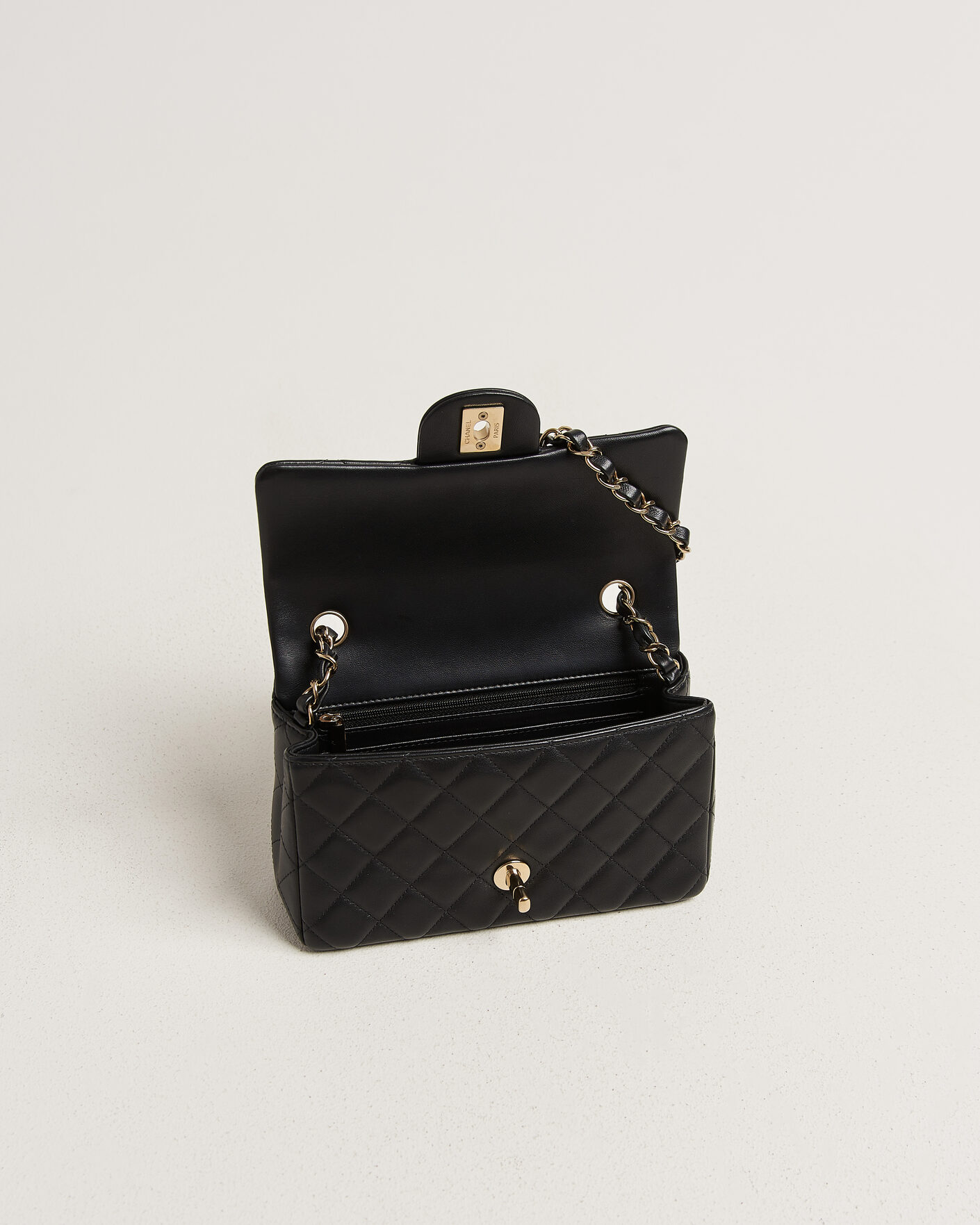 Herren | Pre-Owned & Vintage Bags | Chanel Pre-Owned | Classic Mini Rectangular Single Flap Bag Lambskin Black