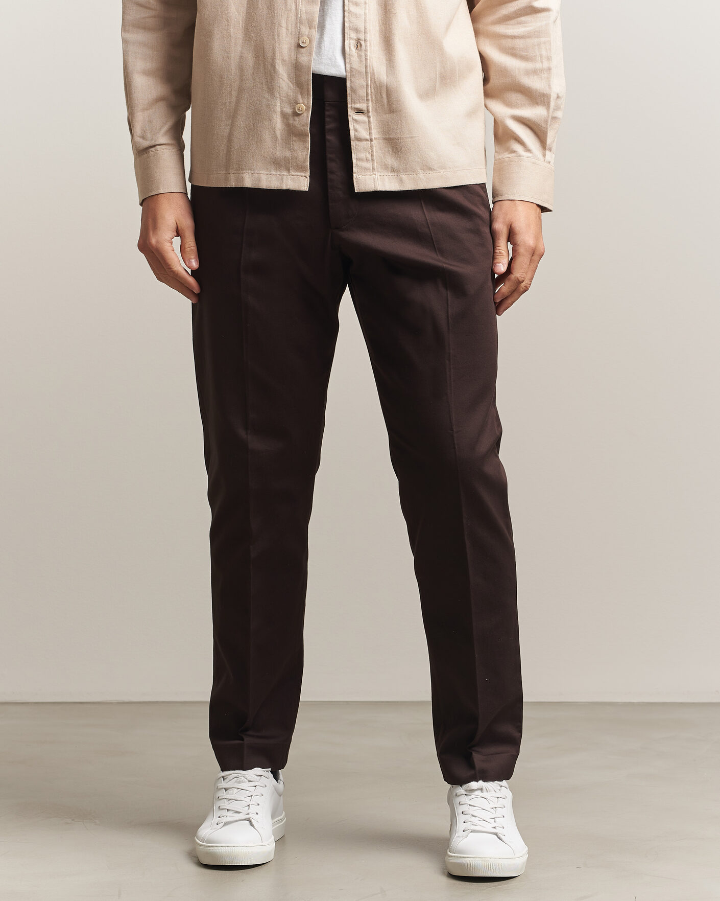 Herren | Hosen | NN07 | Bill Pleated Cotton Chinos Deep Truffle