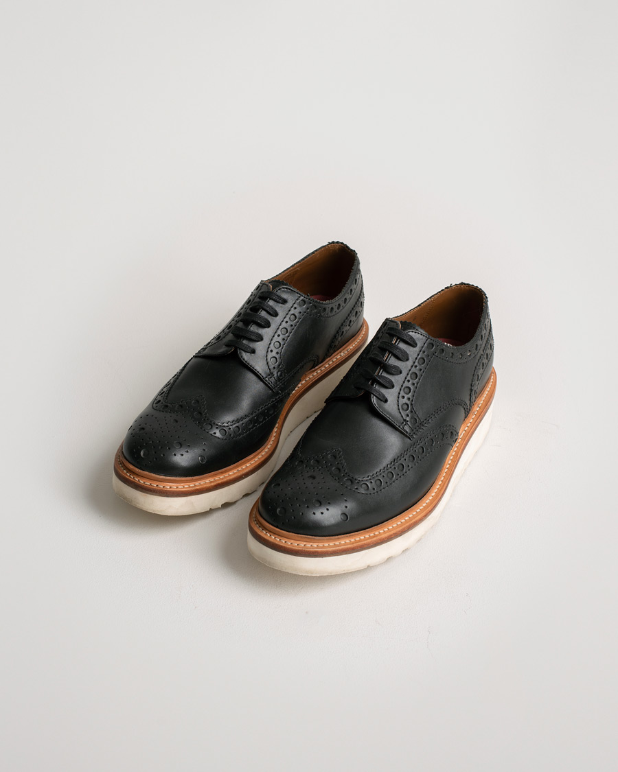 Herren | Grenson Archie Brogue Derby Wedge Sole Black Calf | Pre-owned | Grenson Archie Brogue Derby Wedge Sole Black Calf