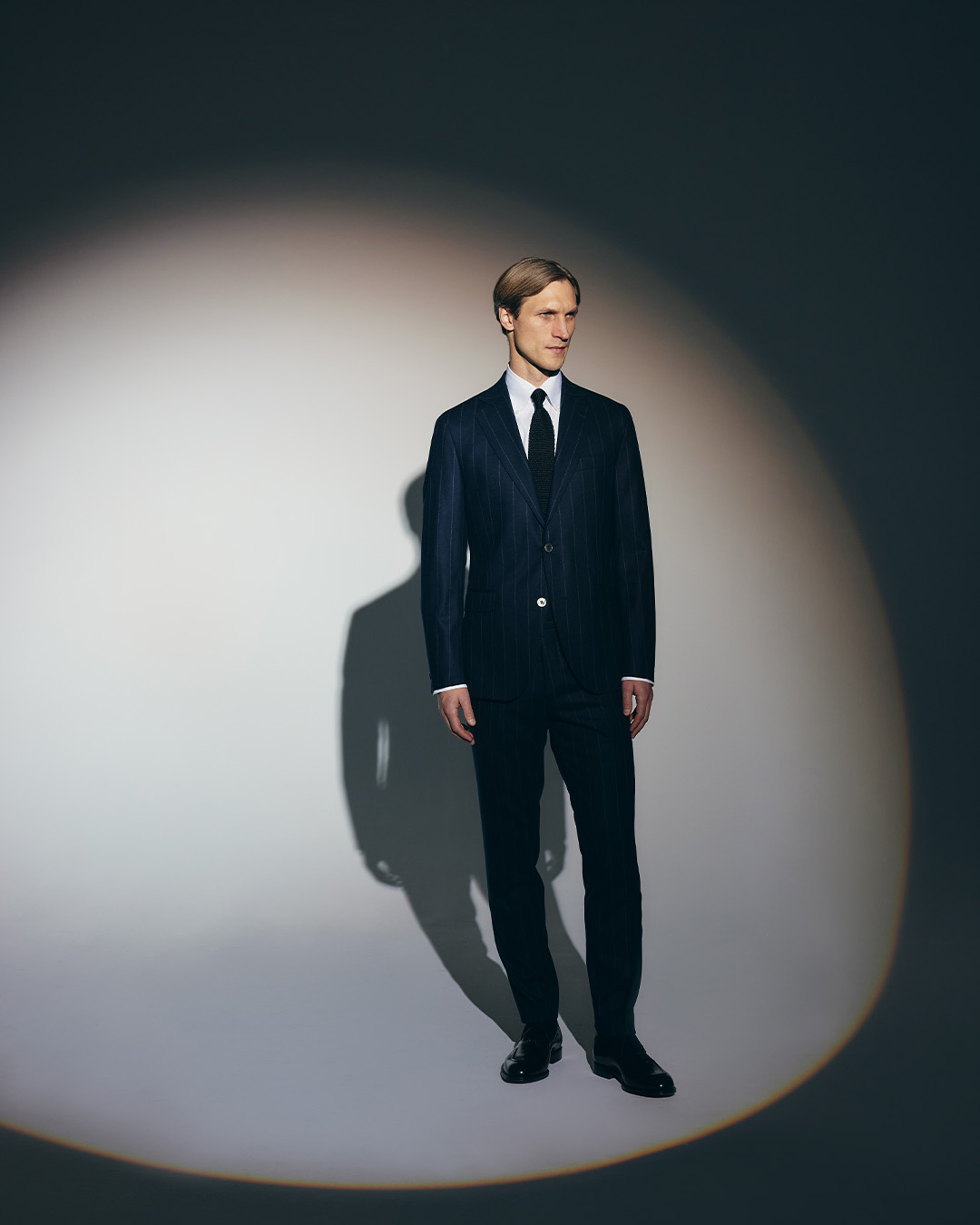 Kritstrecksrandig blå kostym på nyår